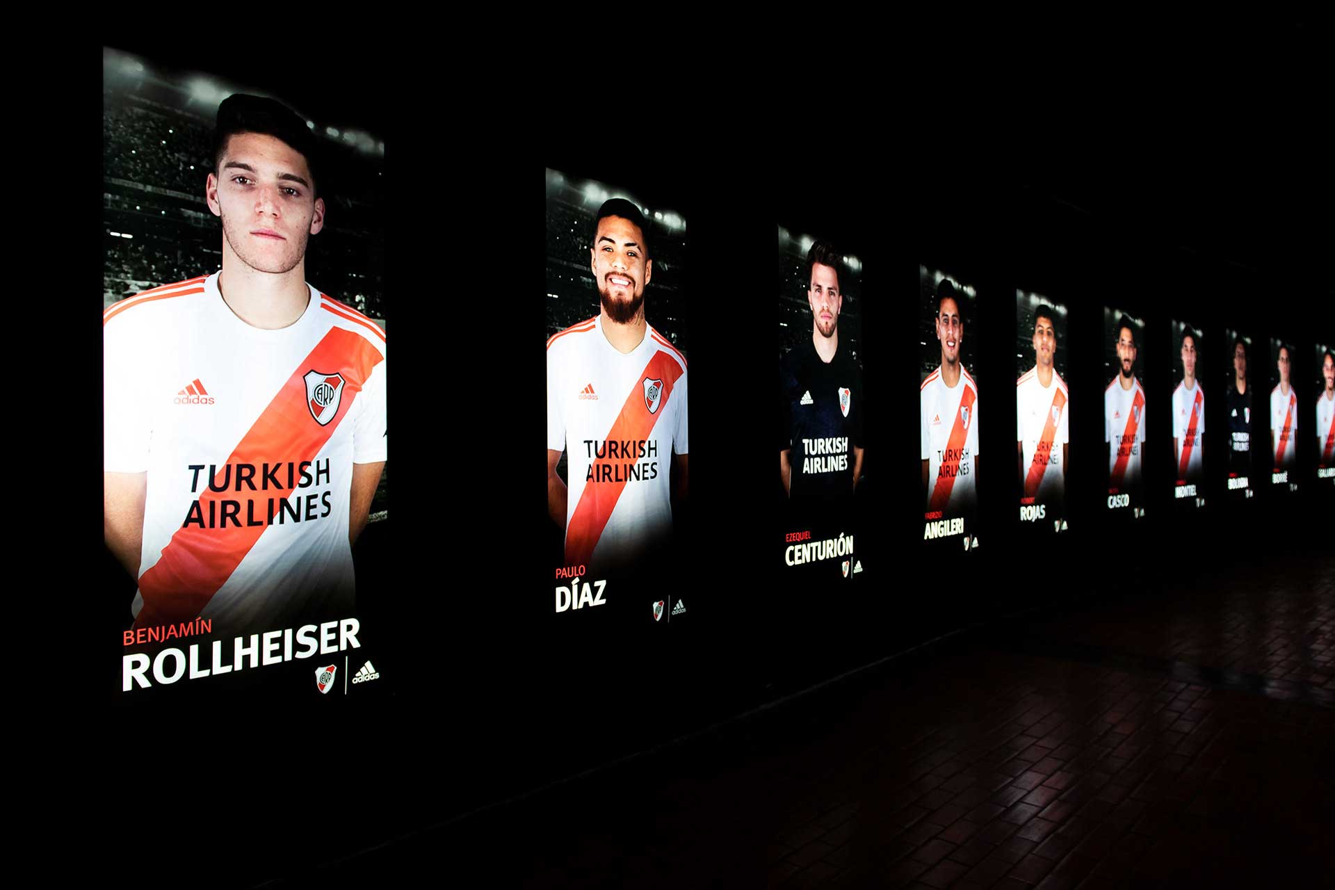 Fotografía de los afiches de cada uno de los jugadores del plantel de River Plate colgados en uno de los pasillos internos del estadio. Cobertura del evento '09-12 eterno' organizado por el Club Atlético River Plate