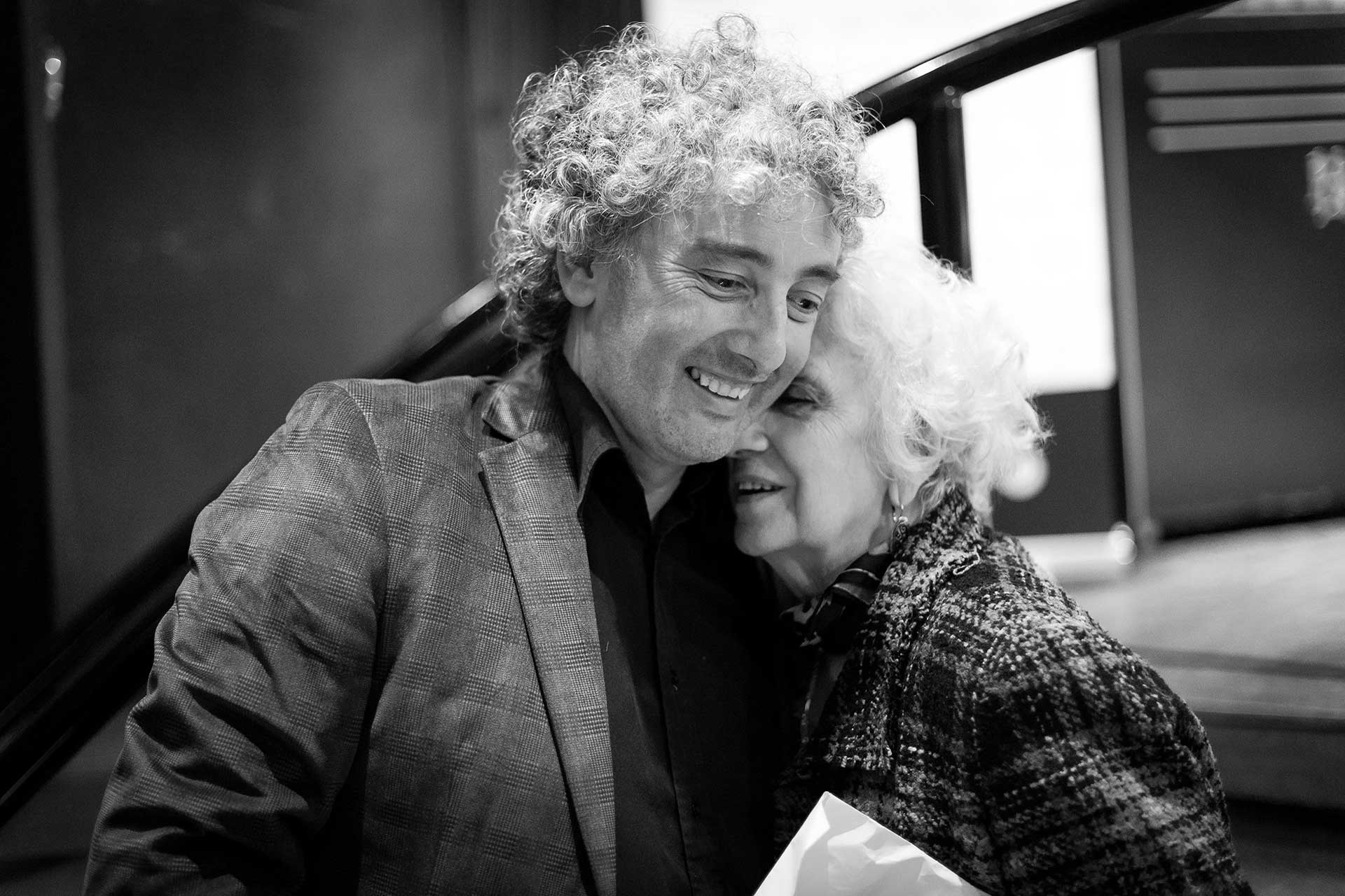 Retrato fotográfico, en blanco y negro, de abrazo entre Ignacio Montoya Carlotto y su abuela Estela de Carlotto, Presidenta de Abuelas de Plaza de Mayo