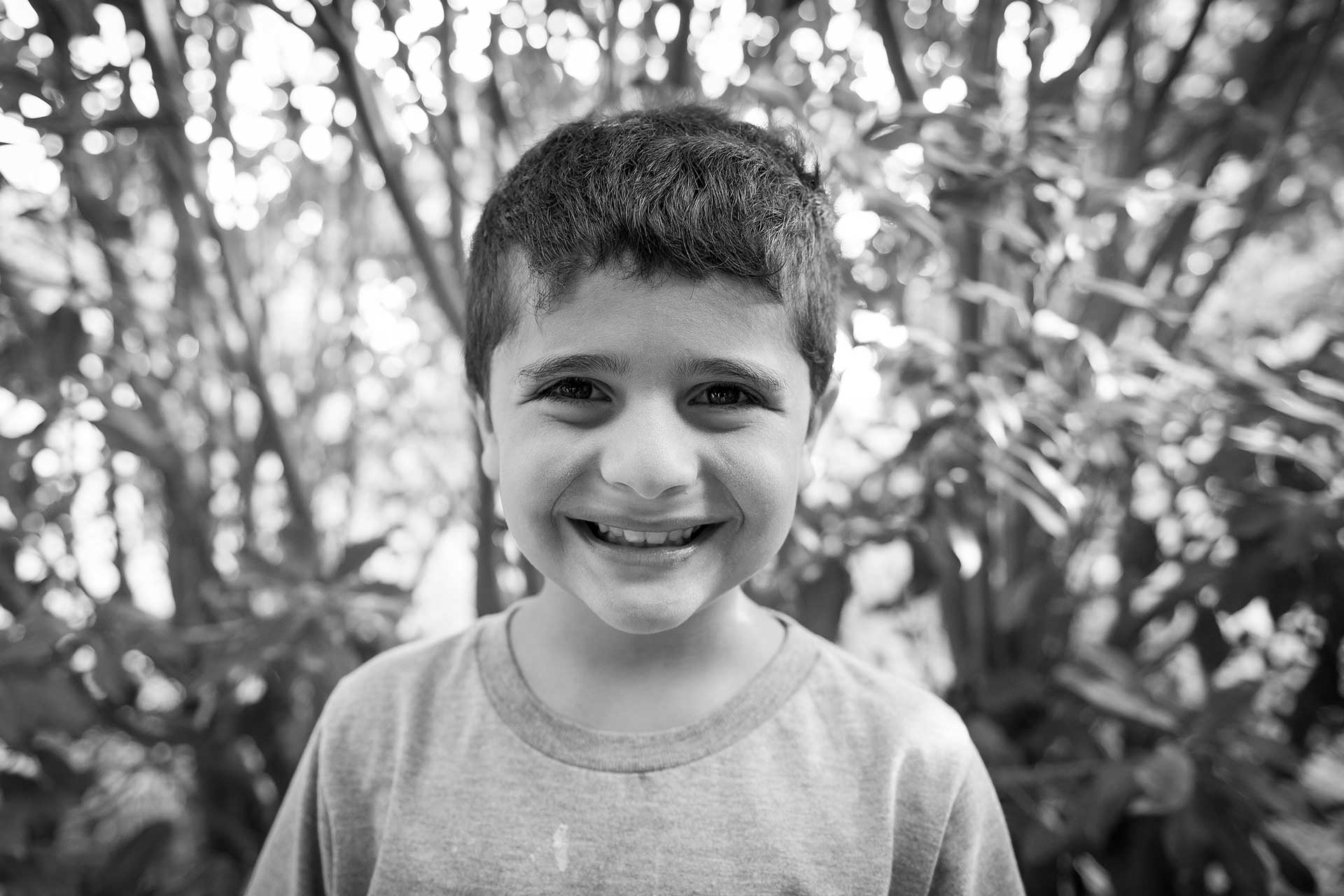 Retrato fotográfico, en blanco y negro, de un niño