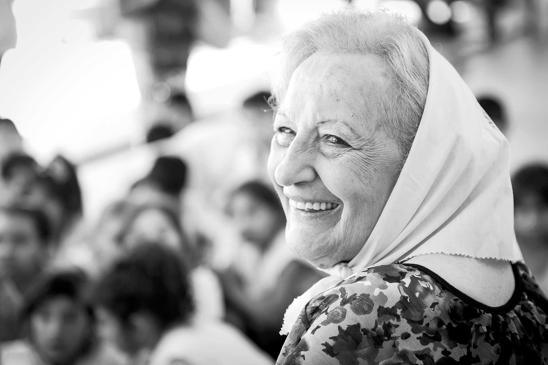 Retrato fotográfico, en blanco y negro, de Carmen Loréfice, Madre de Plaza de Mayo Línea Fundadora, durante un acto de las mismas