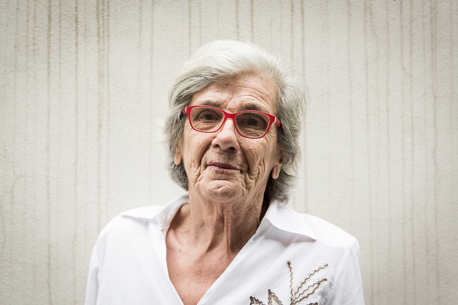 Retrato fotográfico mi abuela Amalia con sus anteojos rojos y su hermosa mirada